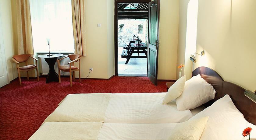 Przy Oslej Bramie Hotel Валбжих Екстериор снимка